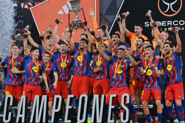 রিয়াল মাদ্রিদকে ৩-২ গোলে হারিয়ে স্প্যানিশ সুপার কাপের শিরোপা ঘরে তুলল বার্সেলোনা।