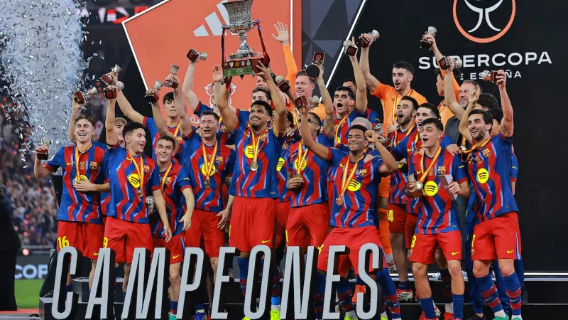 রিয়াল মাদ্রিদকে ৩-২ গোলে হারিয়ে স্প্যানিশ সুপার কাপের শিরোপা ঘরে তুলল বার্সেলোনা।