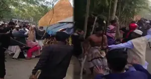 সংঘর্ষে জড়িয়েছেন দুইপক্ষের লোকজন।