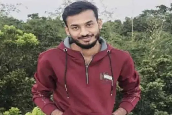 খুলনায় এক যুবককে গুলি করে হত্যা করেছে দুর্বৃত্তরা।