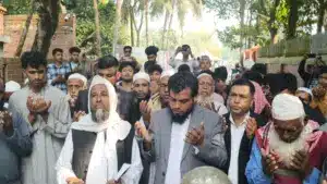 কবর জিয়ারত করছেন স্বতন্ত্র প্রার্থী।