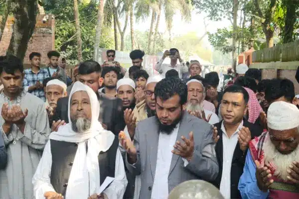 কবর জিয়ারত করছেন স্বতন্ত্র প্রার্থী।