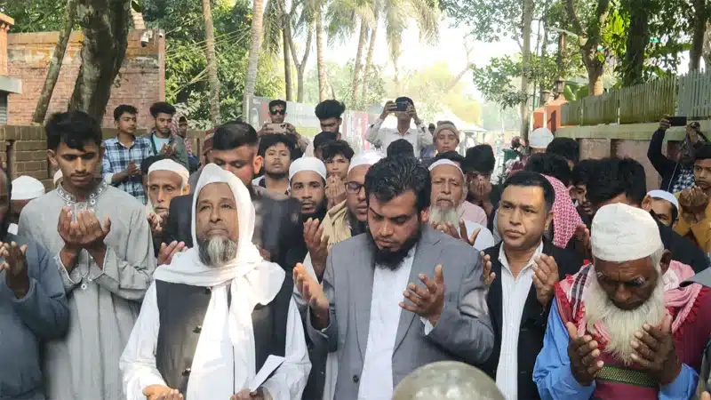 কবর জিয়ারত করছেন স্বতন্ত্র প্রার্থী।