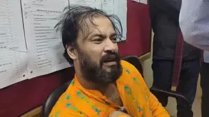 হেনস্তার শিকার শিক্ষকের নাম হাসান মোহাম্মদ।