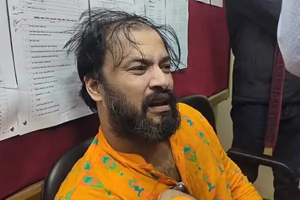 হেনস্তার শিকার শিক্ষকের নাম হাসান মোহাম্মদ।