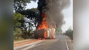 সংঘর্ষের পর বাসটিতে আগুন ধরে যায়।