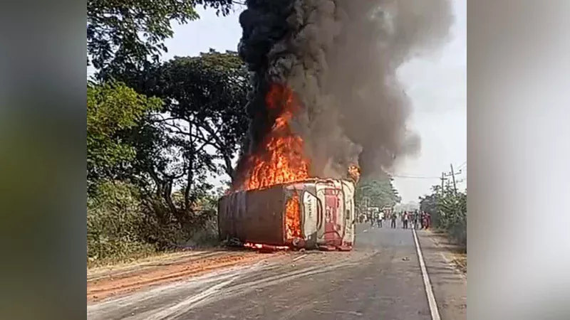 সংঘর্ষের পর বাসটিতে আগুন ধরে যায়।