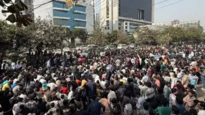 নির্বাচন কমিশন ভবনের সামনে ছাত্রদলের নেতা-কর্মীরা।