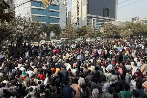 নির্বাচন কমিশন ভবনের সামনে ছাত্রদলের নেতা-কর্মীরা।