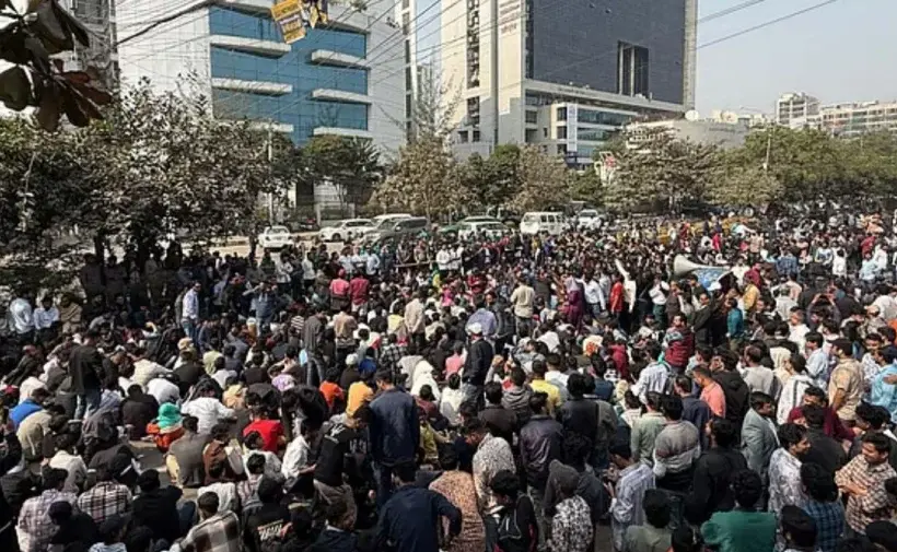 নির্বাচন কমিশন ভবনের সামনে ছাত্রদলের নেতা-কর্মীরা।