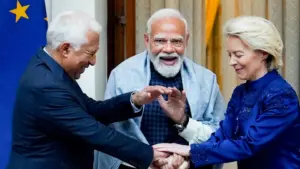 ইউরোপিয়ান কাউন্সিলের প্রেসিডেন্ট আন্তোনিও কস্তা, ভারতের প্রধানমন্ত্রী নরেন্দ্র মোদি (মাঝে) ও ইউরোপীয় কমিশনের প্রেসিডেন্ট উরসুলা ভন ডার লেন।