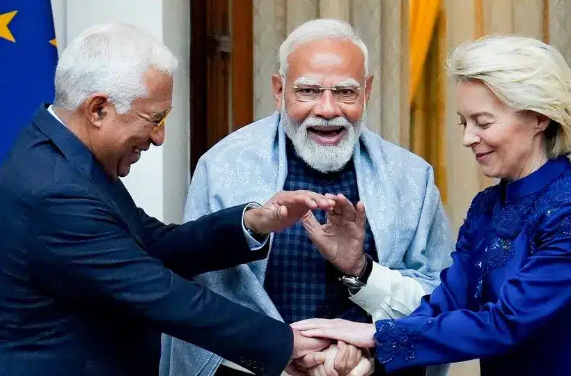 ইউরোপিয়ান কাউন্সিলের প্রেসিডেন্ট আন্তোনিও কস্তা, ভারতের প্রধানমন্ত্রী নরেন্দ্র মোদি (মাঝে) ও ইউরোপীয় কমিশনের প্রেসিডেন্ট উরসুলা ভন ডার লেন।