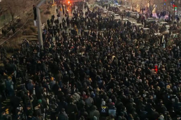 ইরানে চলছে ব্যাপক বিক্ষোভ।