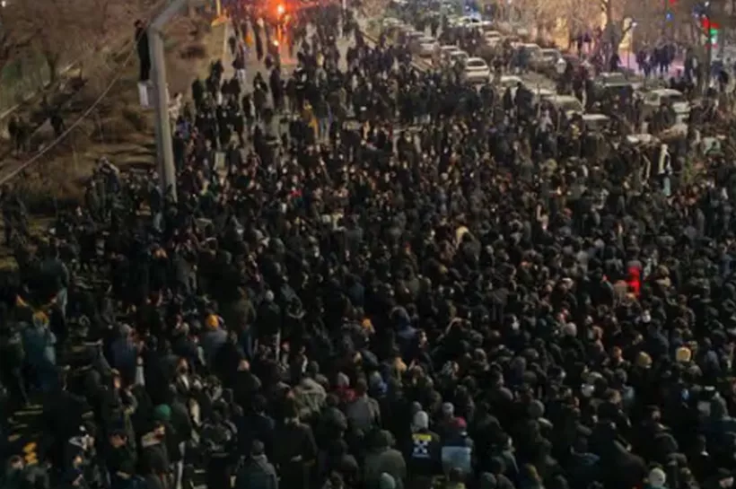 ইরানে চলছে ব্যাপক বিক্ষোভ।