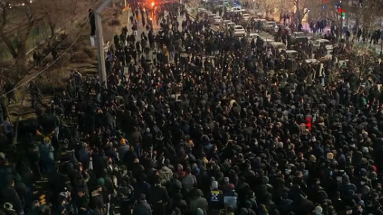 ইরানে চলছে ব্যাপক বিক্ষোভ।