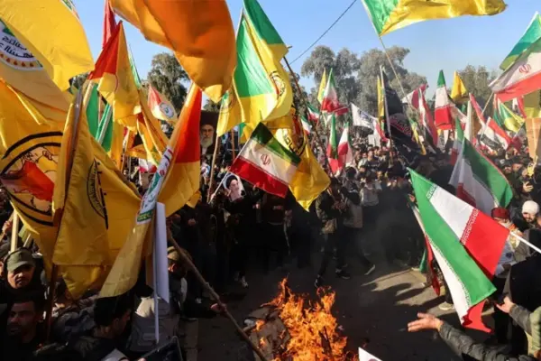 ইরানের রাস্তায় বিক্ষোভকারীরা।