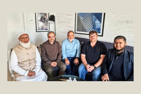 এক ফ্রেমে জামায়াতে ইসলামীর আমির ডা. শফিকুর রহমান, ইউটিউবার ও সাংবাদিক ইলিয়াস হোসেন, জামায়াতে ইসলামীর যুক্তরাষ্ট্র বিষয়ক মুখপাত্র ড. নকিবুর রহমান এবং সাবেক মার্কিন কূটনীতিক জন ড্যানিলোভিচ (অবসরপ্রাপ্ত মার্কিন কূটনীতিক যিনি মার্কিন পররাষ্ট্র দপ্তরে দীর্ঘ ২৬ বছর ‘সিনিয়র ফরেন সার্ভিস অফিসার’ হিসেবে দায়িত্ব পালন করেছেন এবং বাংলাদেশ-পাকিস্তান বিষয়ে অভিজ্ঞতার জন্য বিশেষভাবে পরিচিত)।