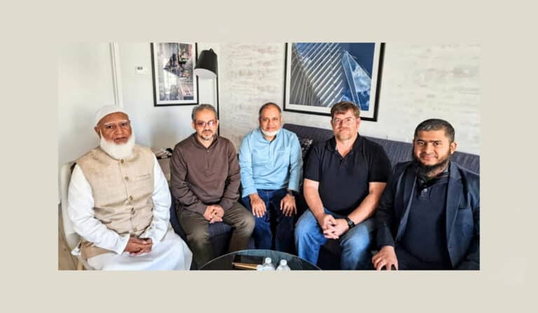 এক ফ্রেমে জামায়াতে ইসলামীর আমির ডা. শফিকুর রহমান, ইউটিউবার ও সাংবাদিক ইলিয়াস হোসেন, জামায়াতে ইসলামীর যুক্তরাষ্ট্র বিষয়ক মুখপাত্র ড. নকিবুর রহমান এবং সাবেক মার্কিন কূটনীতিক জন ড্যানিলোভিচ (অবসরপ্রাপ্ত মার্কিন কূটনীতিক যিনি মার্কিন পররাষ্ট্র দপ্তরে দীর্ঘ ২৬ বছর ‘সিনিয়র ফরেন সার্ভিস অফিসার’ হিসেবে দায়িত্ব পালন করেছেন এবং বাংলাদেশ-পাকিস্তান বিষয়ে অভিজ্ঞতার জন্য বিশেষভাবে পরিচিত)।