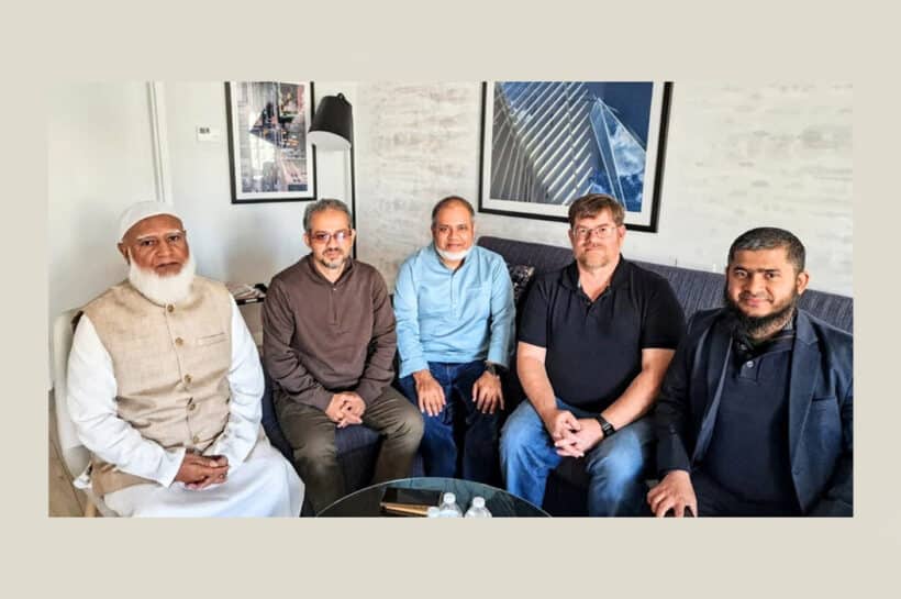 এক ফ্রেমে জামায়াতে ইসলামীর আমির ডা. শফিকুর রহমান, ইউটিউবার ও সাংবাদিক ইলিয়াস হোসেন, জামায়াতে ইসলামীর যুক্তরাষ্ট্র বিষয়ক মুখপাত্র ড. নকিবুর রহমান এবং সাবেক মার্কিন কূটনীতিক জন ড্যানিলোভিচ (অবসরপ্রাপ্ত মার্কিন কূটনীতিক যিনি মার্কিন পররাষ্ট্র দপ্তরে দীর্ঘ ২৬ বছর ‘সিনিয়র ফরেন সার্ভিস অফিসার’ হিসেবে দায়িত্ব পালন করেছেন এবং বাংলাদেশ-পাকিস্তান বিষয়ে অভিজ্ঞতার জন্য বিশেষভাবে পরিচিত)।