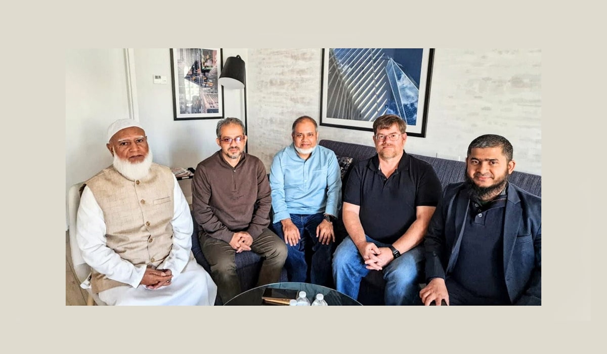 এক ফ্রেমে জামায়াতে ইসলামীর আমির ডা. শফিকুর রহমান, ইউটিউবার ও সাংবাদিক ইলিয়াস হোসেন, জামায়াতে ইসলামীর যুক্তরাষ্ট্র বিষয়ক মুখপাত্র ড. নকিবুর রহমান এবং সাবেক মার্কিন কূটনীতিক জন ড্যানিলোভিচ (অবসরপ্রাপ্ত মার্কিন কূটনীতিক যিনি মার্কিন পররাষ্ট্র দপ্তরে দীর্ঘ ২৬ বছর ‘সিনিয়র ফরেন সার্ভিস অফিসার’ হিসেবে দায়িত্ব পালন করেছেন এবং বাংলাদেশ-পাকিস্তান বিষয়ে অভিজ্ঞতার জন্য বিশেষভাবে পরিচিত)।