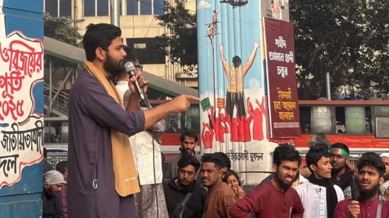 সরকার পতনের আন্দোলনে যাওয়ার হুঁশিয়ারি দিয়েছে ইনকিলাব মঞ্চ।