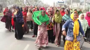 ঝাড়ু হাতে মিছিল করছেন নারীরা।