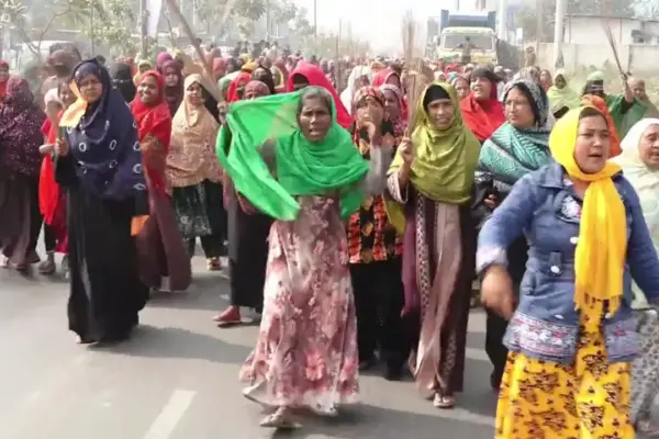 ঝাড়ু হাতে মিছিল করছেন নারীরা।