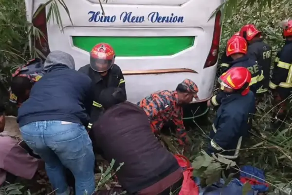 হতাহতদের উদ্ধার করছেন ফায়ার সার্ভিসের সদস্যরা।