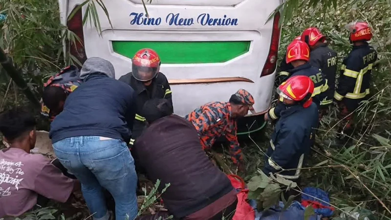 হতাহতদের উদ্ধার করছেন ফায়ার সার্ভিসের সদস্যরা।