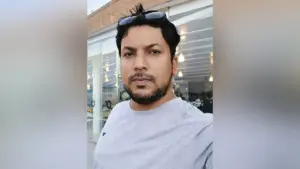 মনি চক্রবর্তী নামে এক মুদি ব্যবসায়ীকে কুপিয়ে হত্যা করা হয়েছে।