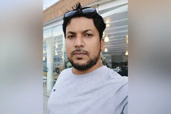 মনি চক্রবর্তী নামে এক মুদি ব্যবসায়ীকে কুপিয়ে হত্যা করা হয়েছে।