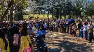 মিয়ানমারের নির্বাচনে ভোটদাতাদের সারি।