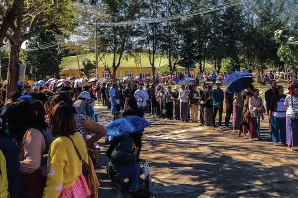 মিয়ানমারের নির্বাচনে ভোটদাতাদের সারি।