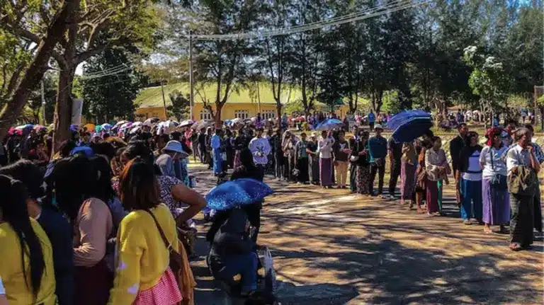 মিয়ানমারের নির্বাচনে ভোটদাতাদের সারি।