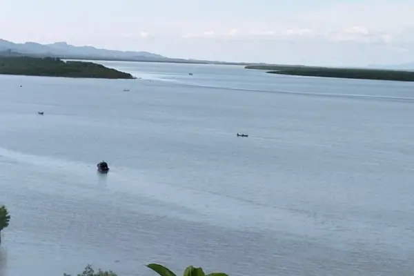 গোলাগুলি ও শক্তিশালী বিস্ফোরণের শব্দে আতঙ্কের মধ্যে দিন কাটাচ্ছেন টেকনাফ সীমান্তের বাসিন্দারা।