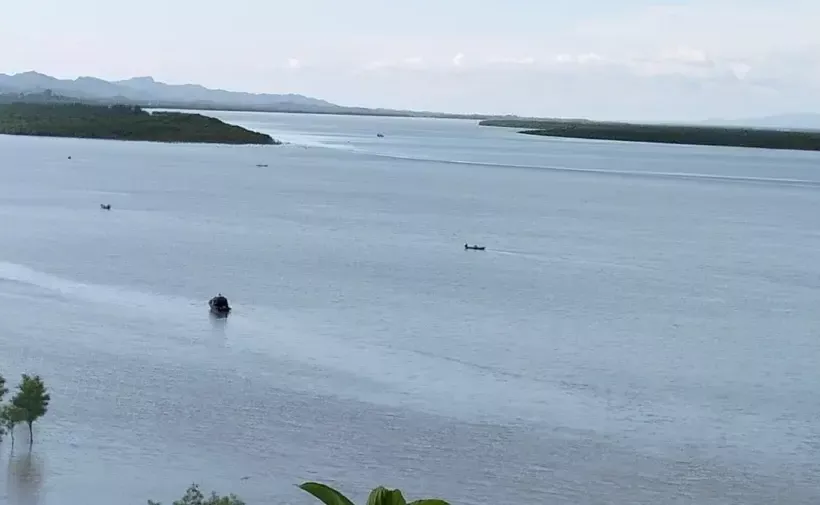 গোলাগুলি ও শক্তিশালী বিস্ফোরণের শব্দে আতঙ্কের মধ্যে দিন কাটাচ্ছেন টেকনাফ সীমান্তের বাসিন্দারা।