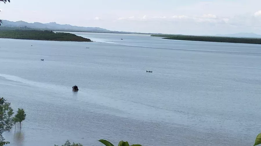 গোলাগুলি ও শক্তিশালী বিস্ফোরণের শব্দে আতঙ্কের মধ্যে দিন কাটাচ্ছেন টেকনাফ সীমান্তের বাসিন্দারা।
