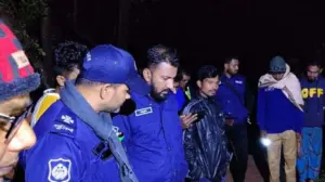 হত্যাকাণ্ডের খবর পেয়ে পুলিশ সদস্যরা ঘটনাস্থলে উপস্থিত হয়েছেন।