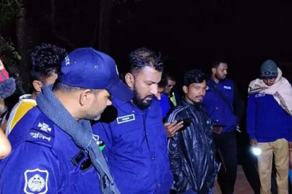 হত্যাকাণ্ডের খবর পেয়ে পুলিশ সদস্যরা ঘটনাস্থলে উপস্থিত হয়েছেন।