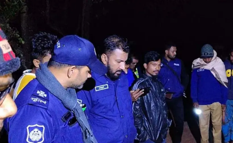 হত্যাকাণ্ডের খবর পেয়ে পুলিশ সদস্যরা ঘটনাস্থলে উপস্থিত হয়েছেন।