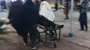 আহত একজনকে হাসপাতালে নেওয়া হচ্ছে।