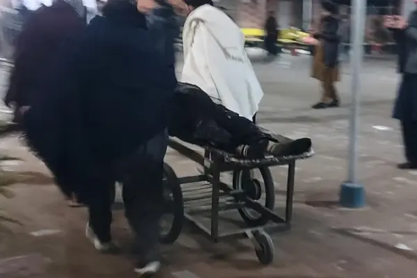 আহত একজনকে হাসপাতালে নেওয়া হচ্ছে।