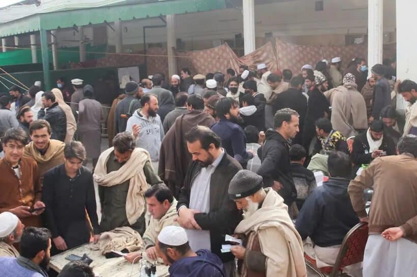 স্থানীয়দের ভিড়।