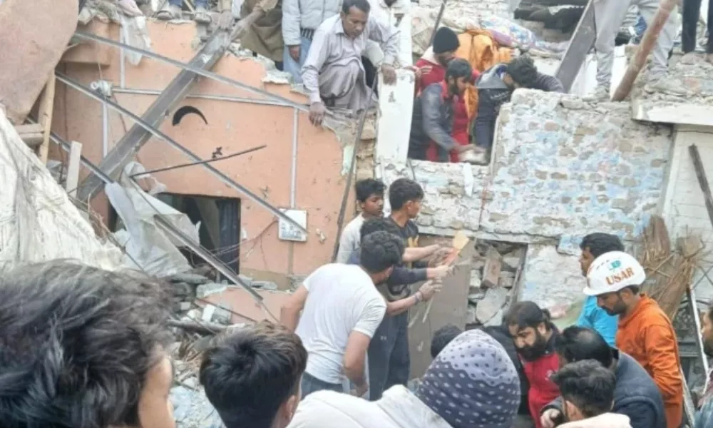 পাকিস্তানের রাজধানী ইসলামাবাদে এক বিস্ফোরণে নববিবাহিত দম্পতিসহ অন্তত ৮ জন নিহত হয়েছেন।