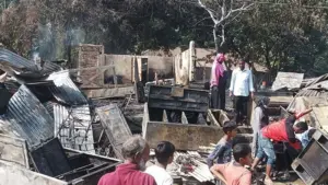 আগুনে পুড়ে যাওয়া ঘর, জিনিসপত্র ও স্থানীয় লোকজন।