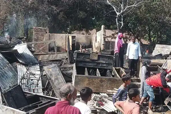 আগুনে পুড়ে যাওয়া ঘর, জিনিসপত্র ও স্থানীয় লোকজন।