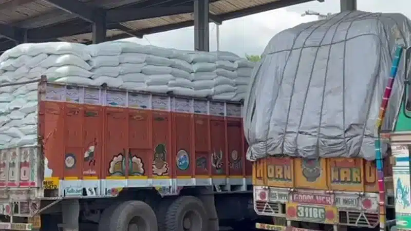 ট্রাকে রাখা চাল।