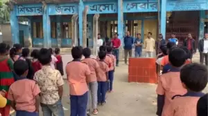 শিশুদের শপথবাক্য পাঠ করাচ্ছেন ছাত্রদল নেতারা।