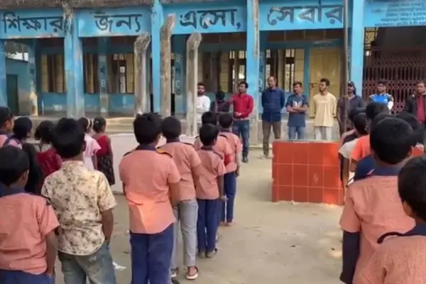 শিশুদের শপথবাক্য পাঠ করাচ্ছেন ছাত্রদল নেতারা।