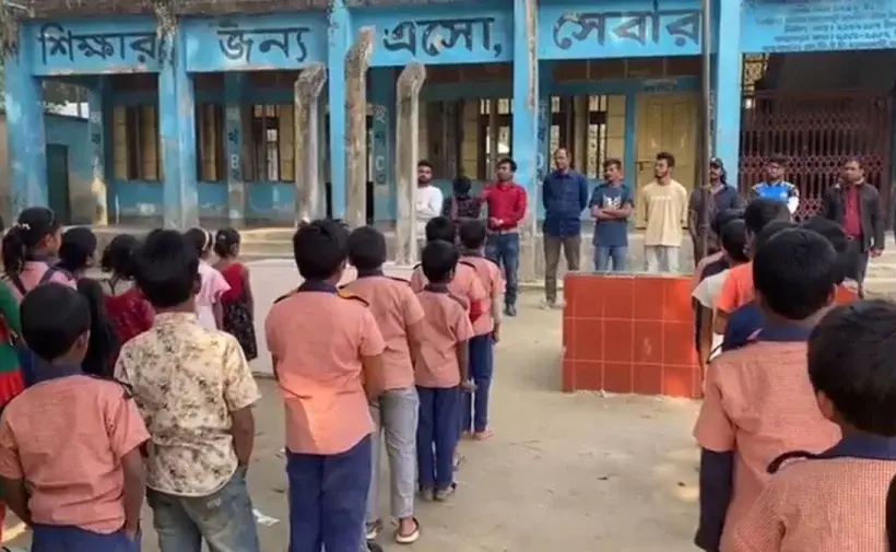 শিশুদের শপথবাক্য পাঠ করাচ্ছেন ছাত্রদল নেতারা।